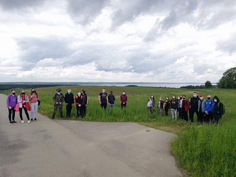 Gausus būrys Lazdijų rajono Seirijų A. Žmuidzinavičiaus gimnazijos bendruomenės narių tapo Šv. Jokūbo kelio ambasadoriais