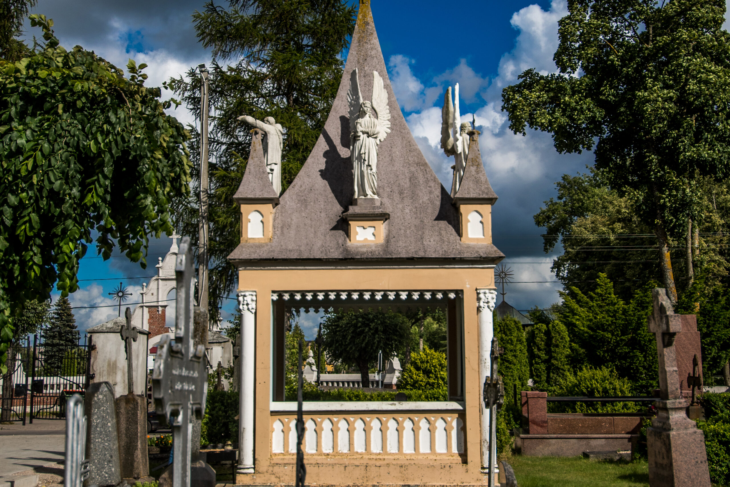 Vienuolio Ambrozijaus Jurgio Pabrėžos kapas, koplytėlė