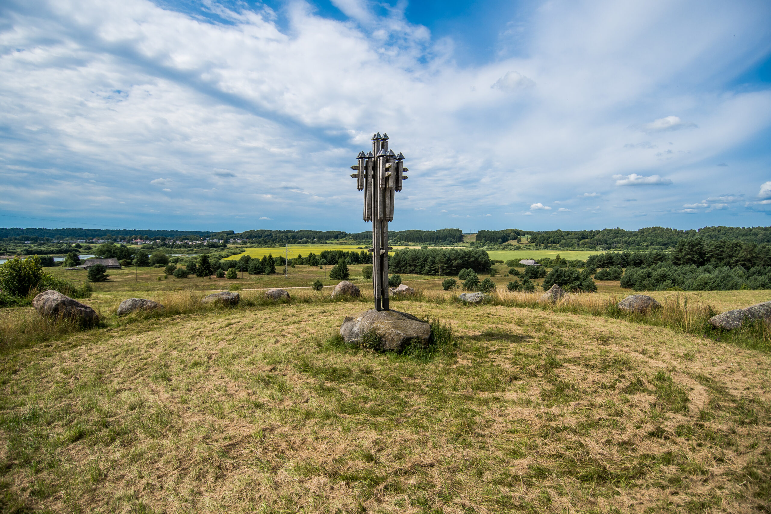 Gintarų piliakalnis-dvarvietė